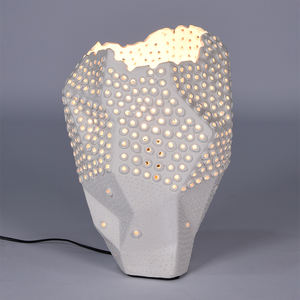 Lampe de table LED écologique en céramique artisanale de style ferme 2026 avec un design texturé à nervures cannelées contemporaines - Product Image 1