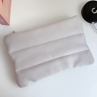 Trousse de maquillage en silicone écologique de couleur personnalisée avec ruban de fermeture à glissière et coton rempli pour le brillant à lèvres et le stockage du téléphone