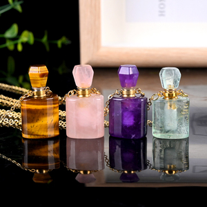 Colliers en gros avec pendentifs en cristal naturel gravé, flacons de parfum, flacons d'huiles essentielles en pierre de quartz pour la bijouterie - Product Image 1
