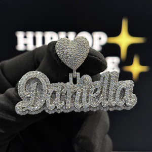 Colgante Personalizado con Nombre Daniella en Forma de Corazón, Plata de Ley 925, Moissanita VVS, Totalmente Cubierto de Piedras, Estilo Hip Hop, Unisex, Collar con Letras en Script - Product Image 1