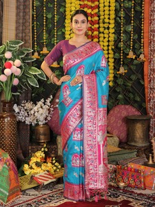 Saris en soie de Banarasi pure de qualité supérieure avec des motifs tissés sur toute la surface et un design de pallu classique - Vêtements de soirée formels - Product Image 3