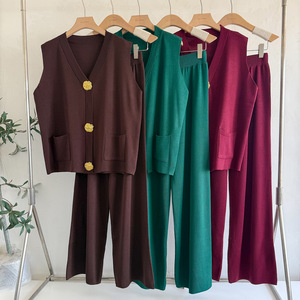 Ensemble deux pièces décontracté pour <span class=keywords><strong>femme</strong></span>, style européen et américain, <span class=keywords><strong>gilet</strong></span> tricoté à col en V avec boutons dorés et pantalon ample, idéal pour l'été. - Product Image 2