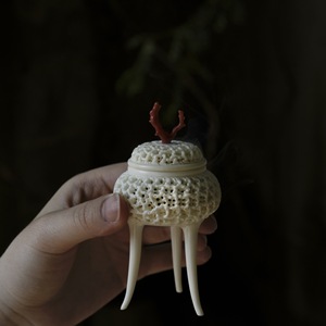 Brûleur d'encens à trois pieds en bambou sculpté à la main pour salle de thé, bureau ou usage religieux - Product Image 2