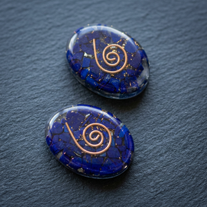 Pierre précieuse ovale en lapis-lazuli sculptée avec incrustation spirale en cuivre, art orgonique, objet de collection Feng Shui - Product Image 2