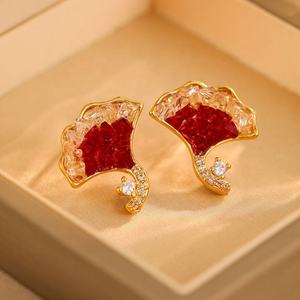 Boucles d'oreilles en cristal en forme de feuille de ginkgo, nouvelle collection automne-hiver, luxe léger, polyvalentes, rouge et blanc, accessoires de mode haut de gamme, cadeau tendance - Product Image 3