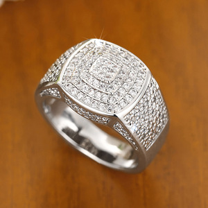 Anello di Lusso Geometrico a Mezza Fascia in Metallo Scintillante, Gioiello di Moda per Donne - Product Image 3