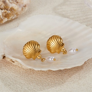 Boucles d'oreilles clous élégantes et délicates pour femme, en acier inoxydable plaqué or, avec pendentif perle et coquillage - Product Image 4