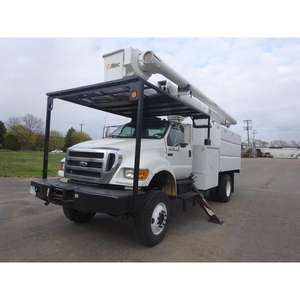 CAMIÓN GRÚA TREPAMONTAÑAS ORIGINAL FORD F750 4WD 2006 CON CHIPPER DE MADERA Y GRÚA <span class=keywords><strong>ALTEC</strong></span> LRV55 DE 55 PIES, CON UNA CAPACIDAD DE CARGA ÚTIL DE 20 TONELADAS - Product Image 1