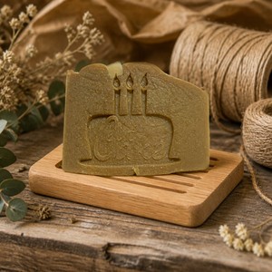 Savon en forme de gâteau d'anniversaire, parfumé, amusant et sucré, un cadeau idéal pour les célébrations et les fêtes. - Product Image 3