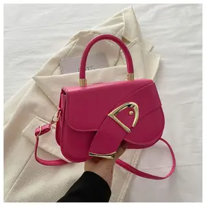 Kadınlar için ünlü tasarımcı lüks çanta PU malzeme güvenli kilit bayanlar çanta Trendy elbise tarzı Crossbody Messenger tasarım