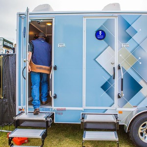 Remorque de toilette portable de luxe à 4 stalles Remorque de toilette mobile approuvée par l'UD DOT pour les mariages et les occasions spéciales - Product Image 3
