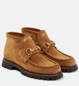 <span class=keywords><strong>Stivaletti</strong></span> Unisex in Pelle Scamosciata Marrone Scuro con Punta Rotonda e Suola Goffrata, Modello Horsebit, Qualità Superiore - Product Image 5