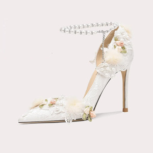 Eleganti <span class=keywords><strong>Tacchi</strong></span> da Sposa Bianchi <span class=keywords><strong>con</strong></span> Cinturino alla Caviglia <span class=keywords><strong>con</strong></span> Perle, Decorazione Floreale in Pizzo, Scarpe Romantiche per Spose - Product Image 1