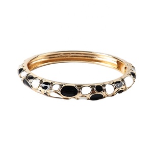 Venta al por mayor de fábrica: Nuevo amuleto vintage de aleación de cobre con patrón tradicional chino, chapado en oro, esmaltado y con efecto de goteo de aceite, a la moda. - Product Image 5