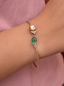 Brazalete Emerald Aura, Lujoso y Elegante, Inspirado en el Brillo Real, Hecho a Mano por Diseñadores, Brazalete con Diamantes Polki, Tono Oro de 9K - Product Image 5