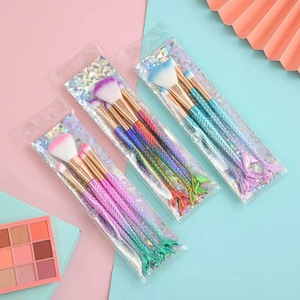 Juego <span class=keywords><strong>de</strong></span> <span class=keywords><strong>brochas</strong></span> <span class=keywords><strong>de</strong></span> <span class=keywords><strong>maquillaje</strong></span> personalizadas Juego <span class=keywords><strong>de</strong></span> <span class=keywords><strong>brochas</strong></span> <span class=keywords><strong>de</strong></span> <span class=keywords><strong>maquillaje</strong></span> <span class=keywords><strong>de</strong></span> <span class=keywords><strong>cola</strong></span> <span class=keywords><strong>de</strong></span> <span class=keywords><strong>sirena</strong></span> personalizado 4PCs brocha <span class=keywords><strong>de</strong></span> <span class=keywords><strong>maquillaje</strong></span> <span class=keywords><strong>de</strong></span> viaje colorida - Product Image 4