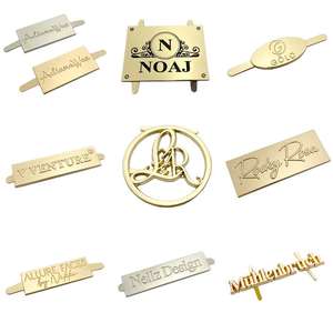 Bolsa grabada personalizada, placa de logotipo de <span class=keywords><strong>Metal</strong></span>, etiqueta de logotipo de bolso de marca, cuentas para joyería, prendas de vestir, dijes hechos a medida respetuosos con el medio ambiente - Product Image 1