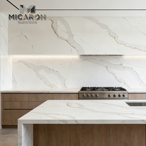 Dalle de quartz Calacatta Gold de luxe pour îlot de cuisine avec cascade, veinage spectaculaire, finition polie haute brillance, pierre artificielle - Product Image 1