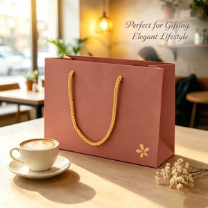 Eleganti Sacchetti di Carta <span class=keywords><strong>Rosa</strong></span> e Oro con Motivo Floreale, Ideali per Prodotti di Bellezza di Lusso e Regali Floreali - Product Image 3