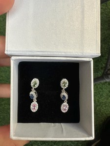 Boucles d'oreilles clous en or 10K avec saphir arc-en-ciel naturel et diamants multicolores – Bijoux raffinés tendance pour femme, idéal pour le quotidien et comme cadeau - Product Image 2