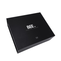 Caja de regalo magnética de lujo, Asa de cinta de embalaje, logotipo personalizado plegable, papel de cartón rígido duro, inserto de ropa negro y rosa
