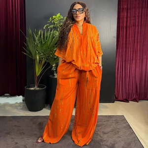 <span class=keywords><strong>Completo</strong></span> da donna in stile europeo-americano, ampio, <span class=keywords><strong>taglie</strong></span> <span class=keywords><strong>forti</strong></span>, con scollo a V, stampa a righe, in poliestere, composto da t-shirt a maniche corte e pantaloni. - Product Image 1