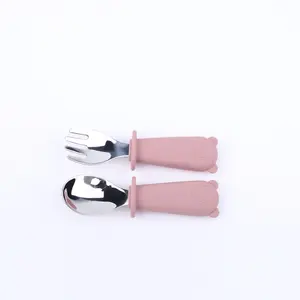 Bpa ücretsiz özelleştirilmiş ayı silikon bebek bebekler için besleme kaşığı ve çatal besleme çatal bıçak kaşık seti