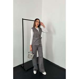 Conjunto Casual de Moda en Gamuza Gris al por Mayor, Incluye Chaleco Corto y Pantalones para un Estilo Vanguardista - Product Image 4