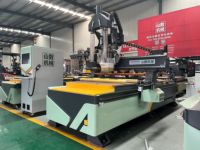 Machine de production CNC pour la gravure de portes et de meubles en bois
