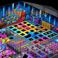 Aire de jeux intérieure personnalisée pour enfants de 1500 m² avec piscine à balles, toboggan, trampoline, mur d'escalade et manège