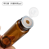 Flacon d'huile essentielle en verre ambré à double tête roll-on de qualité supérieure 10 ml avec diffuseur à bâtonnets et estampage doré pour emballage de parfum et cosmétiques