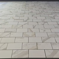 Carreaux de sol et de mur en marbre doré de Carrare poli, luxe, en promotion chez UnionStone, pour salle de bain.