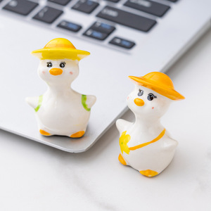 Ornement en céramique créatif en forme de canard au chapeau jaune, au design mignon, pour bureau, décoration apaisante et animale de compagnie - Product Image 2