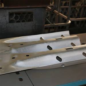 Kit Completo di Guardrail con Trave, Palo, Blocco, Bullone, Dado e Terminale per Installazione Completa del Progetto e Configurazione di Sicurezza - Product Image 4