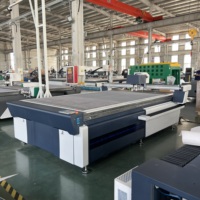 Coupe-tissu CNC à plat avec table à vide pour l'industrie du vêtement motif toile coton soie coupe haute plis