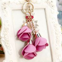 Vente en gros de porte-clés en cuir fleur Vente en gros de porte-clés fleur en cuir avec pompon en feuille pour femmes