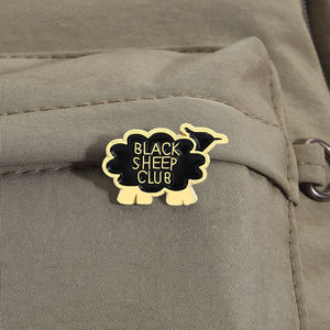 Buitenstaander Maatschappij Emaille Pin Cartoon Zwarte Schapen Dier Broche Revers Badge Sieraden Cadeau Rugzak Accessoires - Product Image 3