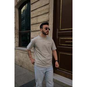 Camiseta de tejido comprimido de 200g/180g con estampado frontal, transpirable, antiarrugas, de corte ajustado y largo, estilo entallado con letras. - Product Image 2