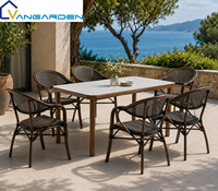 Ensemble table et chaises de salle à manger Teslin pour événements extérieurs modernes, confortable, décontracté, durable, avec panneau en verre de haute qualité, idéal pour villa, hôtel, cour.