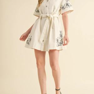 เดรสยีนส์ปักลายดอกไม้ดีไซน์ใหม่สำหรับผู้หญิง ขายส่งแบบกำหนดเองได้ พร้อมเข็มขัดและกระดุม - Product Image 6