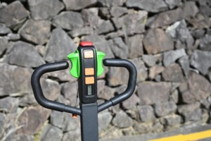 Transpaleta <span class=keywords><strong>El</strong></span>éctrica <span class=keywords><strong>HELI</strong></span> <span class=keywords><strong>de</strong></span> 2000 kg y 1500 kg, Tipo Plataforma, con Batería <span class=keywords><strong>de</strong></span> Litio para Almacén, para Tiendas Minoristas - Product Image 4