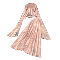 Ensemble deux pièces élégant pour femme : haut peplum à manches évasées orné de strass et jupe midi en maille taille haute pour l'automne