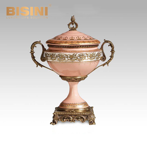 Porcelaine rose tendre de Style européen fantaisie avec <span class=keywords><strong>vase</strong></span> en <span class=keywords><strong>cuivre</strong></span> décoré de motifs de vigne dorée ornement de porte-fleurs de table - Product Image 2