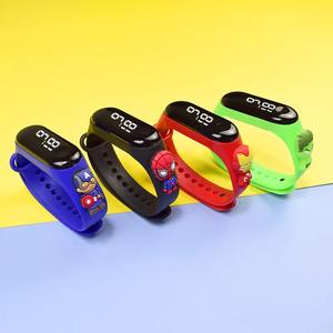 Échantillons gratuits Montre numérique M7 pour enfants très vendue Montre-bracelet Spider-man au design animal pour enfants Montre intelligente tactile pour enfants - Product Image 3