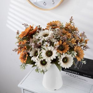 Ramo de Girasoles Artificiales con Diseño de Viento y Sol Otoñales para Decoración del Hogar o Bodas, 10 Pulgadas, Jarrón Blanco Incluido - Product Image 1