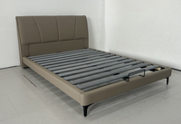 Cadre de lit rembourré Japandi avec tête de lit ondulée superposée et pieds en métal pour chambre moderne