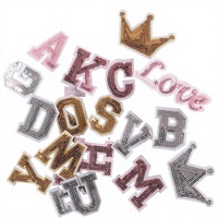Étiquette en tissu brodée de perles et de paillettes, motif couronne avec 26 lettres anglaises, patch brodé à la machine, badge pour vêtements et maison