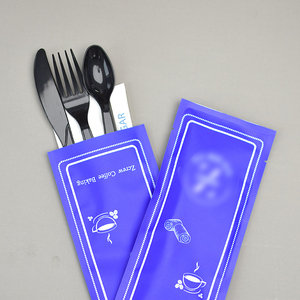 Ensemble moderne de couteaux, fourchettes, cuillères et serviettes en papier kraft jetables noires pour restaurants et cafés, avec logo personnalisé - Product Image 3