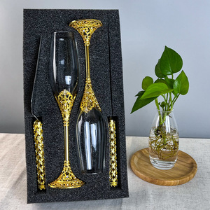 Verres <span class=keywords><strong>à</strong></span> <span class=keywords><strong>Champagne</strong></span> en or de luxe ensemble de spatules <span class=keywords><strong>à</strong></span> gâteau mariage diamant graver Base en métal perle verre flûtes <span class=keywords><strong>à</strong></span> <span class=keywords><strong>champagne</strong></span> avec pierre CZ - Product Image 3