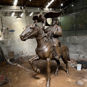 Sculpture d'art populaire mongol en cuivre représentant un fauconnier et un cheval, héritage nomade, patine bronze foncé, résistante à la corrosion, pour l'hôtellerie - Product Image 2